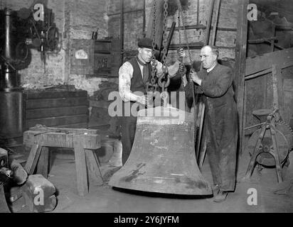 Presso la famosa fonderia Whitechapel Bell , Londra , Inghilterra , una delle famose campane della Cattedrale di Southwark , dove deve essere rifatta , la vecchiaia l'ha causata. Porta la data 1734 ed è una delle 12 che hanno chiamato la congregazione ad adorare per più di due secoli . 13 novembre 1931 Foto Stock