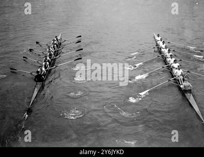 La corsa in barca gli equipaggi che sparano al ponte Hammersmith . La nave Oxford ha lasciato, Cambridge, a destra. Cambridge ha continuato a vincere. 27 marzo 1926 Foto Stock