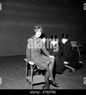 L'attrice Kika Markham viene sotto gli occhi di questi tre giovani etoniani durante le prove a Londra per la commedia "il 4 giugno", la versione teatrale del romanzo più venduto su Eton del vecchio Etoniano David Benedictus. Lo spettacolo ha una rappresentazione pre-londinese al Theatre Royal Brighton . I tre giovani ragazzi sono ( da sinistra a destra ) Kit Williams , Paul Holdaways e John Chipperfield . 9 gennaio 1964 Foto Stock