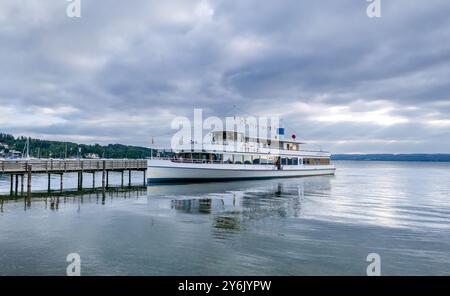 Escursione in barca presso il molo a vapore di Herrsching am Ammersee in serata, Baviera, Germania, Europa Foto Stock