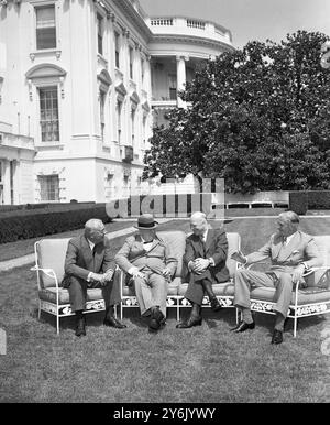 Nella deliziosa cornice del giardino della Casa Bianca, il Presidente degli Stati Uniti Dwight Eisenhower e il suo Segretario di Stato Foster Dulles tengono colloqui con il primo Ministro Sir Winston Churchill e il Ministro degli Esteri britannico Anthony Eden il 28 giugno 1954 Foto Stock