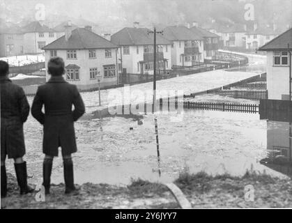 Il caos diffuso causato dalle inondazioni dopo le forti piogge a Green Street Green vicino a Orpington avrebbe potuto informare il nemico di possibili aeroporti allagati. 1940 Foto Stock