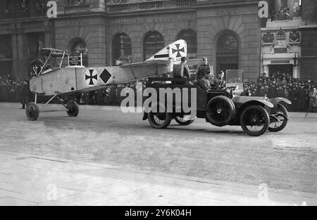 Aeroplano tedesco catturato al Lord Mayor 's Show di Londra . 9 novembre 1916 Foto Stock