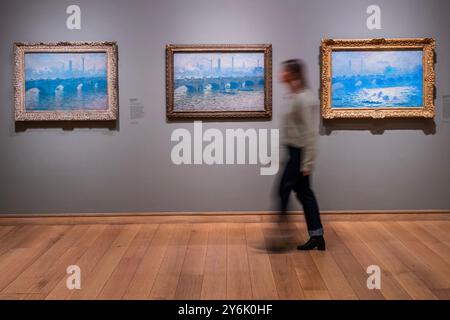 Londra, Regno Unito. 26 settembre 2024. I dipinti impressionisti di Londra di Claude Monet, con vedute del Tamigi, sono presentati insieme per la prima volta nel Regno Unito alla Courtauld Gallery di Londra (vicino al Savoy Hotel dove molti di loro sono stati dipinti). La mostra riunisce dipinti raffiguranti il ponte di Charing Cross, il ponte Waterloo e le camere del Parlamento, svelati per la prima volta a Parigi nel 1904. L'artista voleva mostrarlo a Londra l'anno successivo, ma il progetto fallì. Crediti: Guy Bell/Alamy Live News Foto Stock