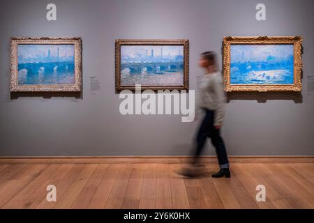 Londra, Regno Unito. 26 settembre 2024. I dipinti impressionisti di Londra di Claude Monet, con vedute del Tamigi, sono presentati insieme per la prima volta nel Regno Unito alla Courtauld Gallery di Londra (vicino al Savoy Hotel dove molti di loro sono stati dipinti). La mostra riunisce dipinti raffiguranti il ponte di Charing Cross, il ponte Waterloo e le camere del Parlamento, svelati per la prima volta a Parigi nel 1904. L'artista voleva mostrarlo a Londra l'anno successivo, ma il progetto fallì. Crediti: Guy Bell/Alamy Live News Foto Stock