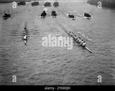 Oxford contro Cambridge. Gli equipaggi che sparano a Hammersmith Bridge . Aprile 1933 Foto Stock