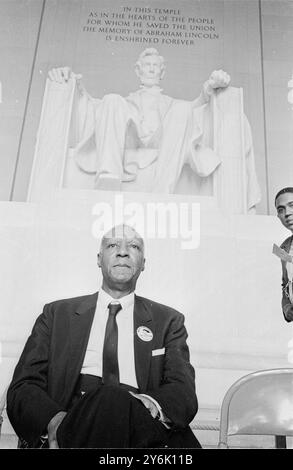 28 agosto 1963 leader dei diritti civili - A. Philip Randolph - di fronte alla statua di Abraham Lincoln, il presidente che liberò gli schiavi. Oltre 200,000 manifestanti per i diritti civili marciarono nel cuore di Washington DC dal Lincoln Memorial, dove Martin Luther King si rivolse alla folla con il suo storico discorso "i have A Dream". ©TopFoto Foto Stock