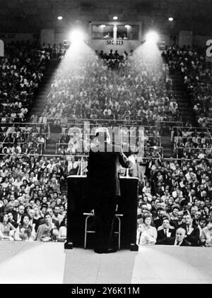 Louisville USA . Portando avanti una vigorosa campagna elettorale per aiutare i democratici al Congresso il presidente John Kennedy (torna alla telecamera ) e sotto il bagliore delle luci parla a circa 10,00 persone alla Freedom Hall sul terreno fieristico statale di Louisville, Kentucky, il 24 ottobre 1962. 29 ottobre 1962 Foto Stock