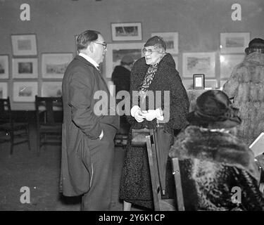 Giornata privata alla Royal Society of Painters in Water Colour , Pall Mall , London Lady Waterlow ( vedova del famoso artista , ex presidente della società ) e Sir Herbert Hugh Stanton , R A ( presidente della società ) . 4 agosto 1937 Foto Stock