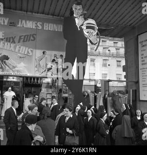 31 ottobre 1967 il poster gigante di Sean Connery alias James Bond, ancora una volta ha donne ai suoi piedi, questa volta principalmente suore mentre pubblicizza l'ultimo film "You Only Live Twice" Parigi, Francia ©TopFoto Foto Stock