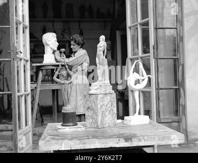 Una nuova serie di fotografie di Lady Hilton Young al lavoro nel suo studio a Bayswater . Lady Hilton Young era la vedova del capitano Robert Falcon Scott, l'esploratore antartico. 26 marzo 1931 Foto Stock