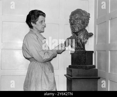 Una nuova serie di fotografie di Lady Hilton Young al lavoro nel suo studio a Bayswater . Lady Hilton Young era la vedova del capitano Robert Falcon Scott, l'esploratore antartico. 26 marzo 1931 Foto Stock