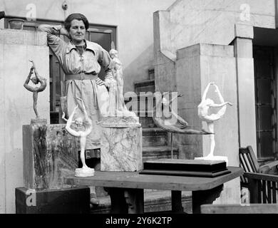 Una nuova serie di fotografie di Lady Hilton Young al lavoro nel suo studio a Bayswater . Lady Hilton Young era la vedova del capitano Robert Falcon Scott, l'esploratore antartico. 26 marzo 1931 Foto Stock