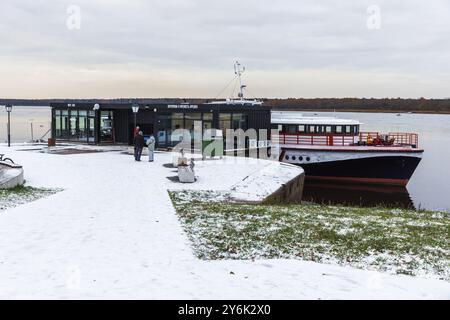 Shlisselburg, Russia - 29 ottobre 2023: I turisti sono sul lungofiume della traversata in traghetto per la fortezza di Oreshek Foto Stock