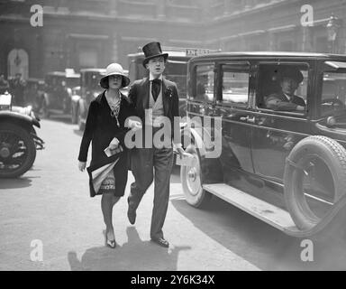 Tour privato di un giorno alla Royal Academy of Arts di Burlington House a Piccadilly, Londra, Inghilterra. La signorina Nancy e il signor Cecil Beaton. Il 4 maggio 1928 Sir Cecil Walter Hardy Beaton (Londra, 14 gennaio 1904 – Londra, 18 gennaio 1980) è stato un fotografo inglese di moda e ritratti, nonché scenografo e costumista vincitore dell'Oscar per i film e il teatro. Foto Stock