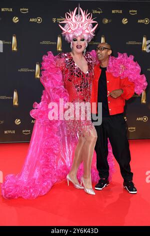 Olivia Jones und Amiaz Habtu bei der Verleihung vom 'Deutschen Fernsehpreis' AM 25.09.2024 a Koeln Foto Stock