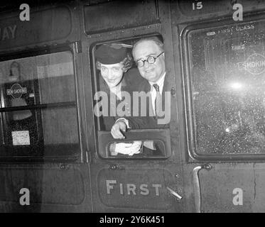 A Waterloo in partenza per il Sud Africa . Il signor e la signora Mark Hambourg. 13 agosto 1937 Foto Stock