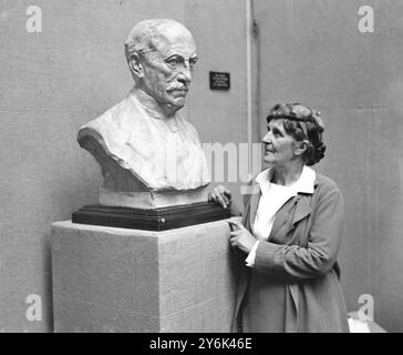 Lady Hilton Young e il suo lavoro alla mostra tenutasi presso la Galleria della fine Art Society , New Bond Street . 29 ottobre 1934 Foto Stock