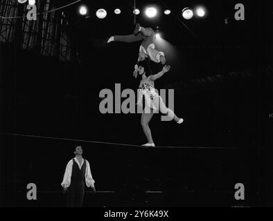 Due teste sono meglio di una per questo trick mozzafiato sulla corda stretta del Circo di Bertram Mills a Olympia , Londra . L'adolescente Anna Aratas, italiana, salda il suo fratello di 12 anni sulla testa 18 dicembre 1958 Foto Stock