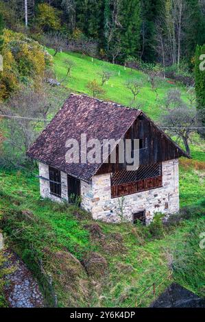 Autunno in Val Degano. Ovaro e i suoi caratteristici borghi. La casa con cento finestre Foto Stock