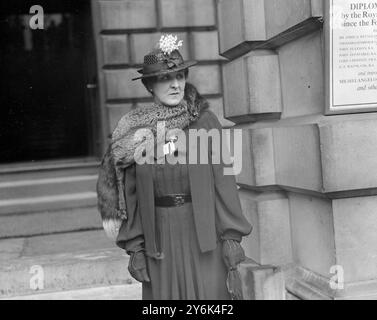 Vista privata giornata alla Royal Academy of Arts di Burlington House a Piccadilly , Londra , Inghilterra. Marchesa vedova di Reading . 1937 Foto Stock