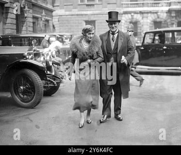 Vista privata giornata alla Royal Academy of Arts di Burlington House a Piccadilly , Londra , Inghilterra. Lord e Lady Greenwood. 1935 Foto Stock