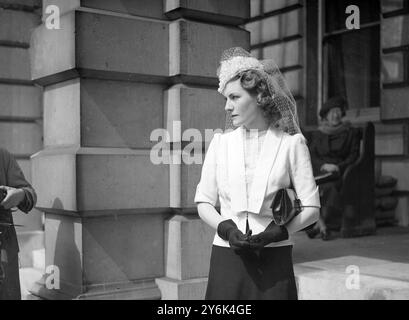 Vista privata giornata alla Royal Academy of Arts di Burlington House a Piccadilly , Londra , Inghilterra. Signorina Angela Todd. 1940 Foto Stock