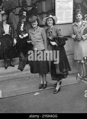 Vista privata giornata alla Royal Academy of Arts di Burlington House a Piccadilly , Londra , Inghilterra. Lady Dashwood e sua figlia Sarah. 1939 Foto Stock