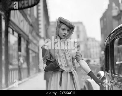 Tour privato di un giorno alla Royal Academy of Arts di Burlington House a Piccadilly, Londra, Inghilterra. Zahra Karina. 28 aprile 1939 Foto Stock