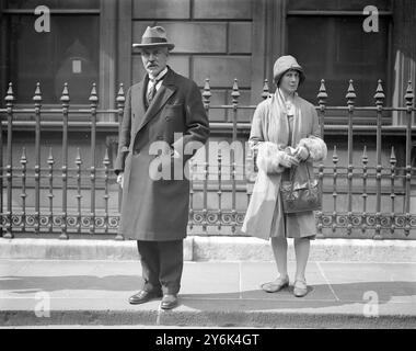 Tour privato di un giorno alla Royal Academy of Arts di Burlington House a Piccadilly, Londra, Inghilterra. Il signor Ramsay Macdonald e la signorina Ishbel Macdonald. 1929 Foto Stock