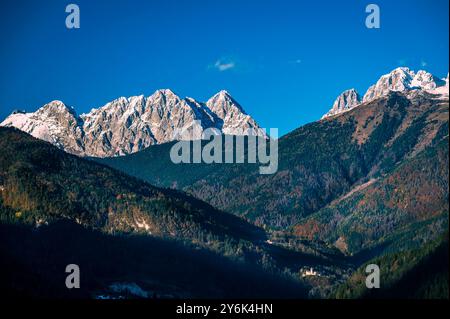 Autunno in Val Degano. Ovaro e i suoi caratteristici borghi. La casa con cento finestre Foto Stock