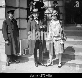 Vista privata giornata alla Royal Academy of Arts di Burlington House a Piccadilly , Londra , Inghilterra Sir Landon e Lady Ronald 1927 Foto Stock