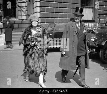 Vista privata giornata alla Royal Academy of Arts di Burlington House a Piccadilly , Londra , Inghilterra Marchese e Marchesa di Winchester . 1927 Foto Stock