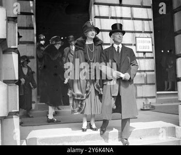 Vista privata giornata alla Royal Academy of Arts di Burlington House a Piccadilly , Londra, Inghilterra Lord and Lady Reading . 1927 Foto Stock