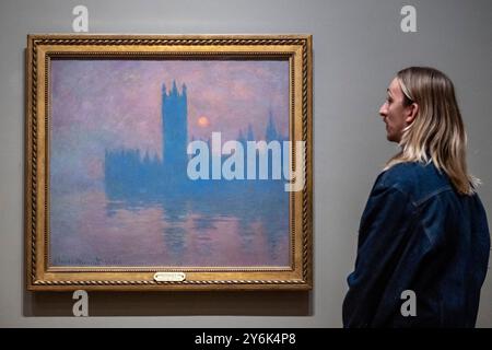 Londra, Regno Unito. 26 settembre 2024. «Houses of Parliament», 1904, in occasione di una chiamata fotografica presso la Courtauld Gallery per «Monet and London. Vedute del Tamigi, dipinti impressionisti dell'artista Claude Monet del centro di Londra. Esposto a Parigi nel 1904, Monet voleva esporre queste opere a Londra, ma il progetto fallì, quindi questa è la prima volta che i dipinti vengono visti insieme nel Regno Unito e a soli 300 metri dal Savoy Hotel, dove molti sono stati dipinti. Lo spettacolo si svolge dal 27 settembre al 19 gennaio 2025. Crediti: Stephen Chung / Alamy Live News Foto Stock