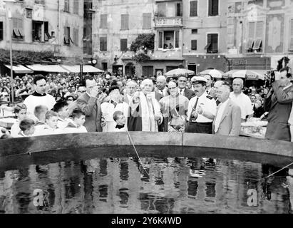 Camogli , Italia . - Monsignor secondo Cocchia , Vice Patriarca di Genova benedice la padella , diffondendo acqua Santa , prima che la Festa del pesce inizi . - 14 giugno 1959 Foto Stock