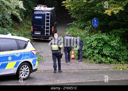 Solingen, Germania. 26 settembre 2024. Gli agenti di polizia sono in servizio vicino a una scena del crimine sospettata. La polizia sta nuovamente perquisire un'area della città in relazione al sospetto attacco terroristico islamista a Solingen. Fonti di sicurezza hanno detto che la polizia stava sgombrando un'area verde con fitte cespugli. Stanno cercando un secondo cellulare. L'operazione potrebbe richiedere diversi giorni. Crediti: Roberto Pfeil/dpa/Alamy Live News Foto Stock