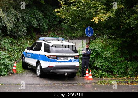 Solingen, Germania. 26 settembre 2024. Gli agenti di polizia sono in servizio vicino a una scena del crimine sospettata. La polizia sta nuovamente perquisire un'area della città in relazione al sospetto attacco terroristico islamista a Solingen. Fonti di sicurezza hanno detto che la polizia stava sgombrando un'area verde con fitte cespugli. Stanno cercando un secondo cellulare. L'operazione potrebbe richiedere diversi giorni. Crediti: Roberto Pfeil/dpa/Alamy Live News Foto Stock