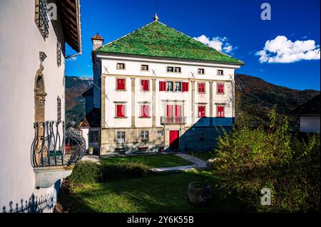Autunno in Val Degano. Ovaro e i suoi caratteristici borghi. La casa con cento finestre Foto Stock
