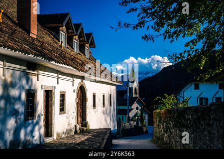Autunno in Val Degano. Ovaro e i suoi caratteristici borghi. La casa con cento finestre Foto Stock