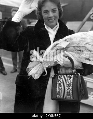 L'attrice e cantante britannica Julie Andrews arriva a casa in Inghilterra dopo il successo di broadway in My Fair Lady. 7 aprile 1958 Foto Stock