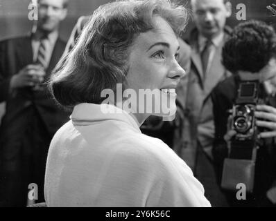 L'attrice e cantante britannica Julie Andrews arriva a casa in Inghilterra dopo il successo di broadway in My Fair Lady. 7 aprile 1958 Foto Stock