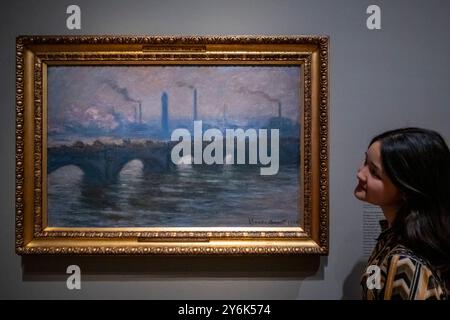 Londra, Regno Unito. 26 settembre 2024. «Waterloo Bridge, Gray Weather», 1900, in occasione di una fotochiamata presso la Courtauld Gallery per «Monet and London. Vedute del Tamigi, dipinti impressionisti dell'artista Claude Monet del centro di Londra. Esposto a Parigi nel 1904, Monet voleva esporre queste opere a Londra, ma il progetto fallì, quindi questa è la prima volta che i dipinti vengono visti insieme nel Regno Unito e a soli 300 metri dal Savoy Hotel, dove molti sono stati dipinti. Lo spettacolo si svolge dal 27 settembre al 19 gennaio 2025. Crediti: Stephen Chung / Alamy Live News Foto Stock