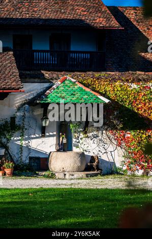 Autunno in Val Degano. Ovaro e i suoi caratteristici borghi. La casa con cento finestre Foto Stock