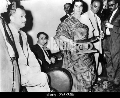 Accra Ghana, ministro degli Esteri israeliano, è originaria del Ghana. Golda Meir , ministro degli Esteri israeliano che indossa un panno Kente e tiene uno sgabello dei capi durante la visita per le celebrazioni per l'indipendenza . 29 marzo 1958 Foto Stock