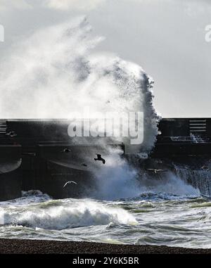 Brighton Regno Unito 15 settembre 2024 - le onde si schiantano sopra Brighton Marina durante una mattinata di forti venti, pioggia e sole, mentre per alcune parti della Gran Bretagna sono stati emessi avvisi di pioggia pesante: Credit Simon Dack / Alamy Live News Foto Stock