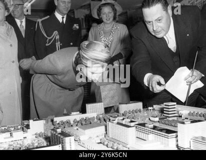 Rotterdam Paesi Bassi visita di stato di tre giorni la Regina Elisabetta II e il Principe Filippo . La regina Elisabetta II guarda il modello del piano prooposeed di Rotterdam con la principessa Beatrice , la regina Giuliana , il principe Filippo . 28 marzo 1958 Foto Stock