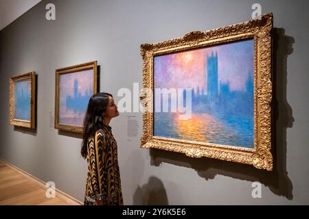 Londra, Regno Unito. 26 settembre 2024. R) «Houses of Parliament», 1904, in occasione di una chiamata fotografica presso la Courtauld Gallery per «Monet and London. Vedute del Tamigi, dipinti impressionisti dell'artista Claude Monet del centro di Londra. Esposto a Parigi nel 1904, Monet voleva esporre queste opere a Londra, ma il progetto fallì, quindi questa è la prima volta che i dipinti vengono visti insieme nel Regno Unito e a soli 300 metri dal Savoy Hotel, dove molti sono stati dipinti. Lo spettacolo si svolge dal 27 settembre al 19 gennaio 2025. Crediti: Stephen Chung / Alamy Live News Foto Stock