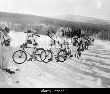 Norvegia la Sesta Divisione di Fanteria norvegese sulle manovre chiamata ' esercitazione Re uomini ' in Norvegia a nord del Circolo Artico . Le truppe in bicicletta scambiano le macchine per i cieli mentre procedono verso nord per inseguire il nemico. 25 marzo 1958 Foto Stock