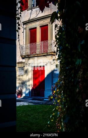 Autunno in Val Degano. Ovaro e i suoi caratteristici borghi. La casa con cento finestre Foto Stock